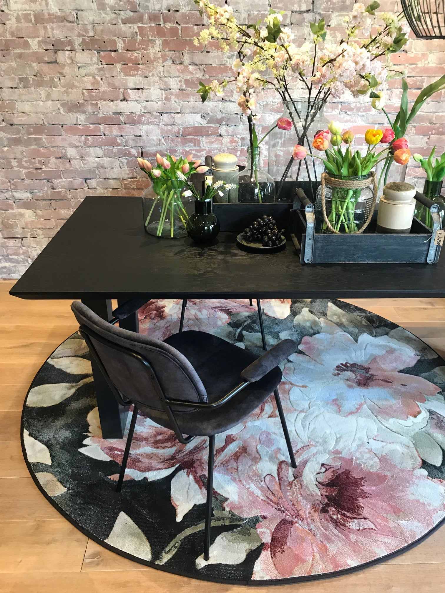 Vloerkleed onder de eettafel: welke maat en vorm werkt het best?